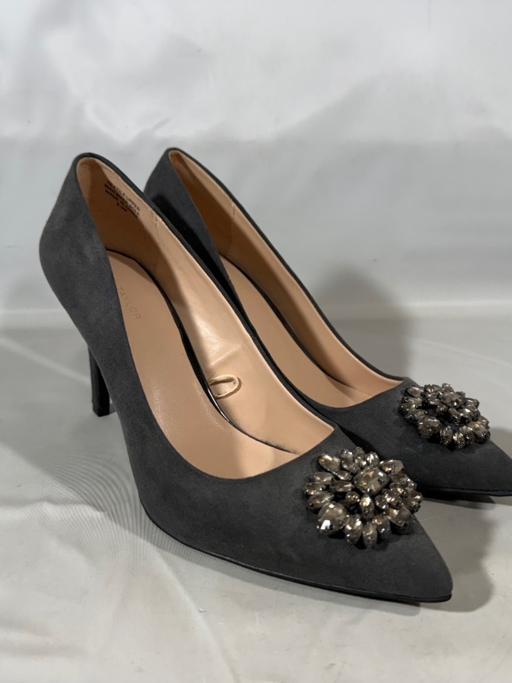 Ann Taylor Factory Heels Pointed Toe Faceted Brooch Crystal Embellished Pump 8.5